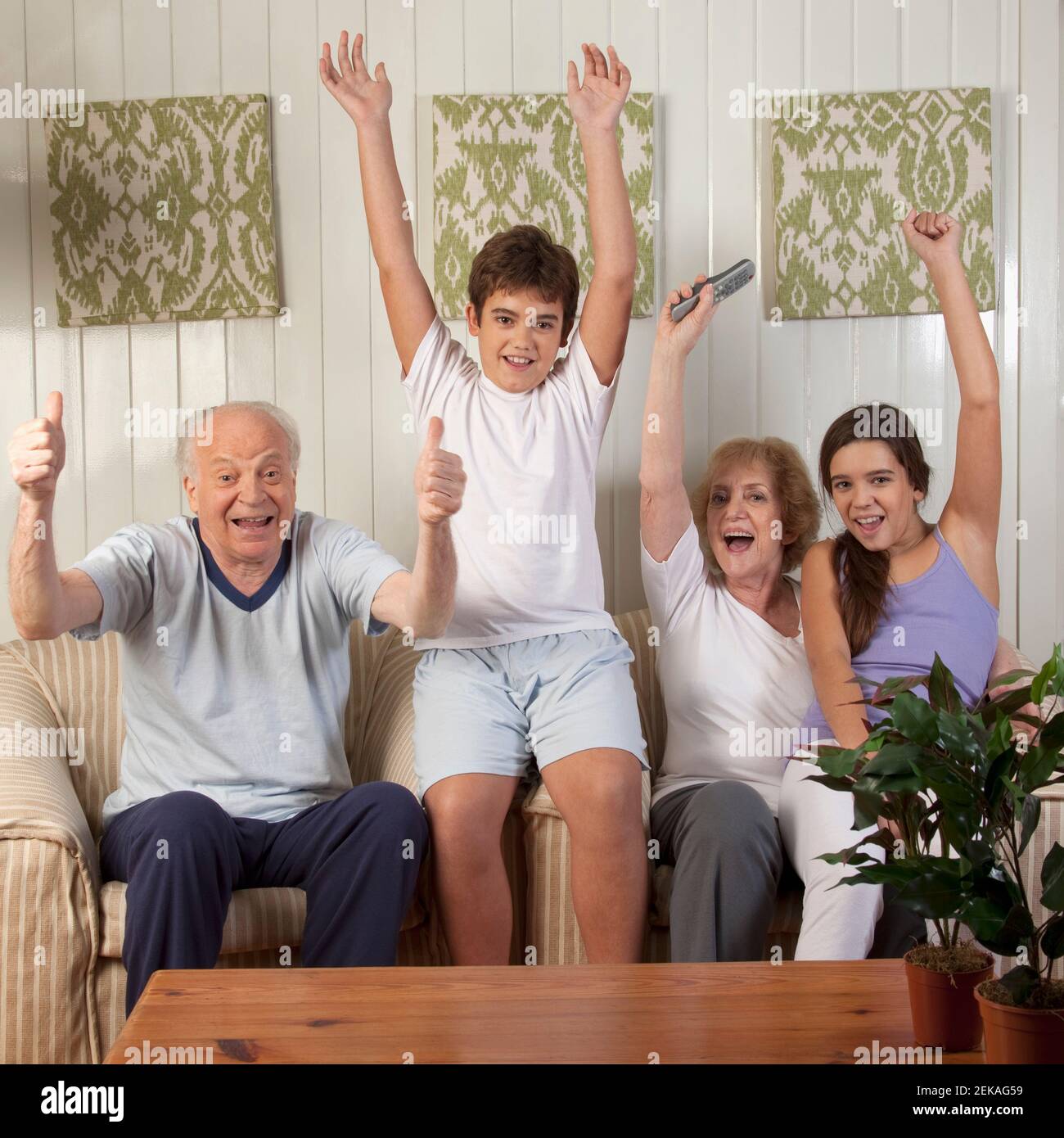 Familia Sentada En La Sala De Estar Y Viendo La Televisi N Fotograf A