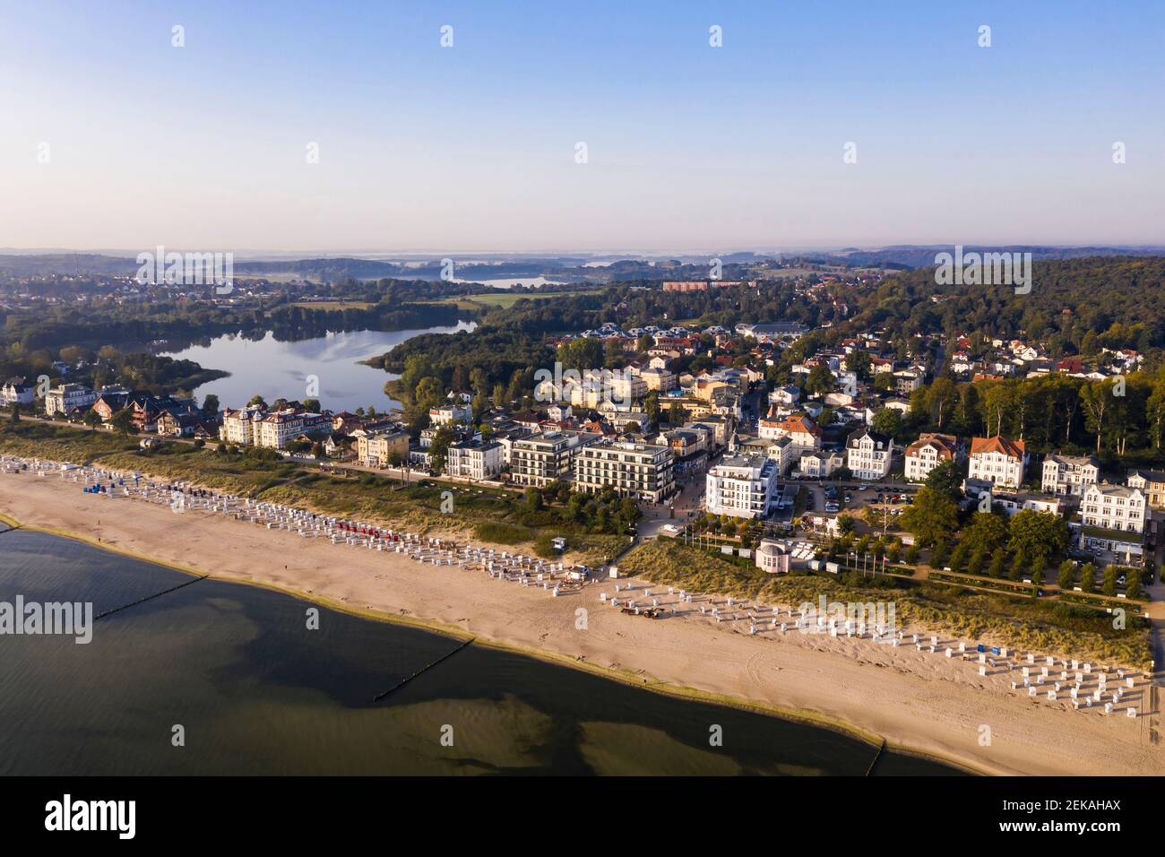 Alemania, Mecklemburgo Pomerania Occidental, Costa del Mar Báltico, Isla Usedom, Bansin, Vista aérea del complejo turístico en la costa Foto de stock