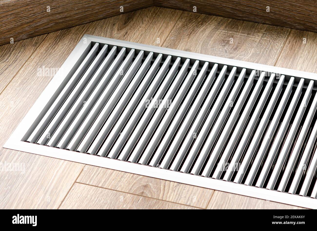 Rejilla protectora del radiador integrada en el suelo para calentar  ventanas panorámicas. Rejilla de calefacción con ventilación por el suelo  en suelos de madera Fotografía de stock - Alamy