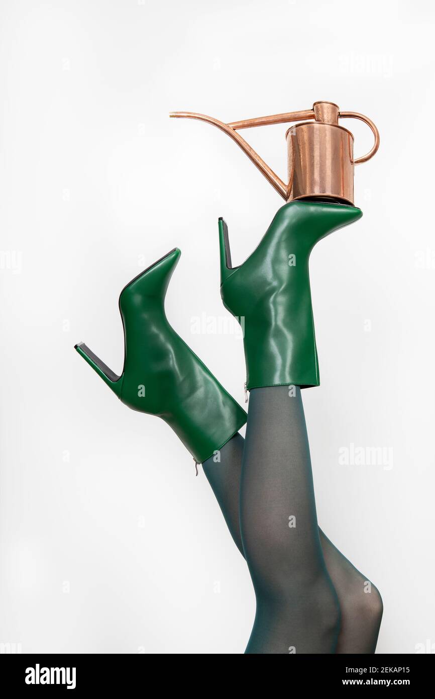 Mujer madura botas verdes con calentador de agua contra fondo blanco  Fotografía de stock - Alamy