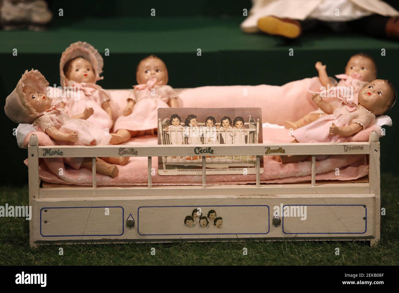 Las muñecas de Dionne Quints, hechas por la Compañía Alexander Doll,  inspiradas en la verdadera historia de los 5 gemelos monozigóticos Annette,  Cecile, Emile, Marie e Yvonne Dionne, nacido el 28 de