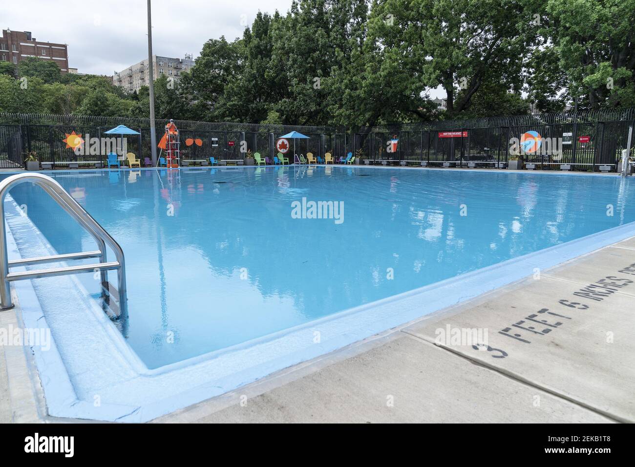La piscina se está preparando para los clientes en el primer día de la  apertura de piscinas públicas como parte de la fase cuatro en la ciudad de  Mulaly Park Pool en