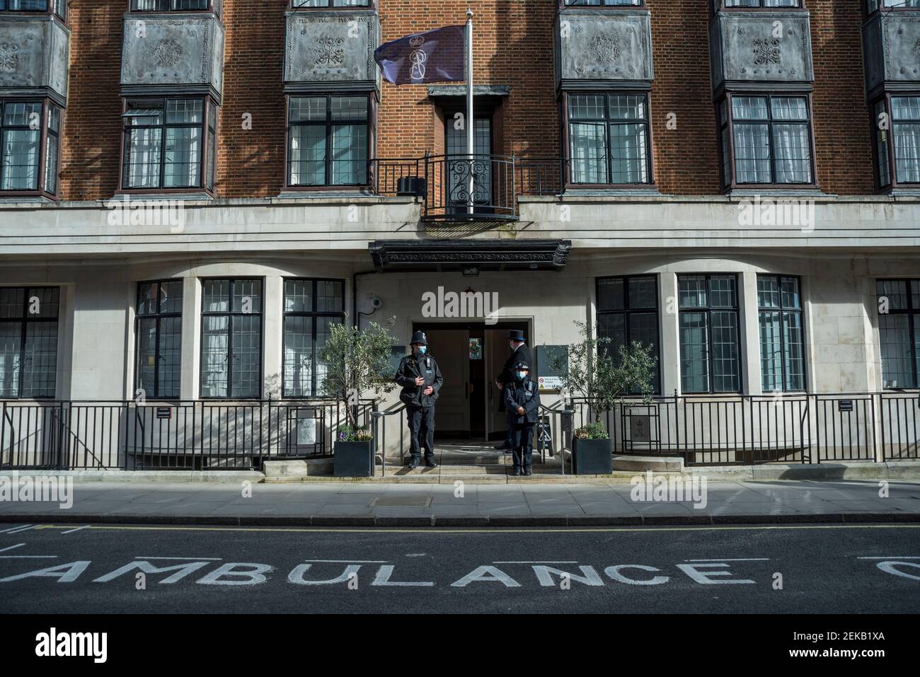 Londres, Reino Unido. 23 de febrero de 2021. La policía permanece en las afueras del hospital King Edward VII en Marylebone, donde el duque de Edimburgo se queda después de sentirse "deshuesado" hace ocho días. Crédito: Stephen Chung / Alamy Live News Foto de stock