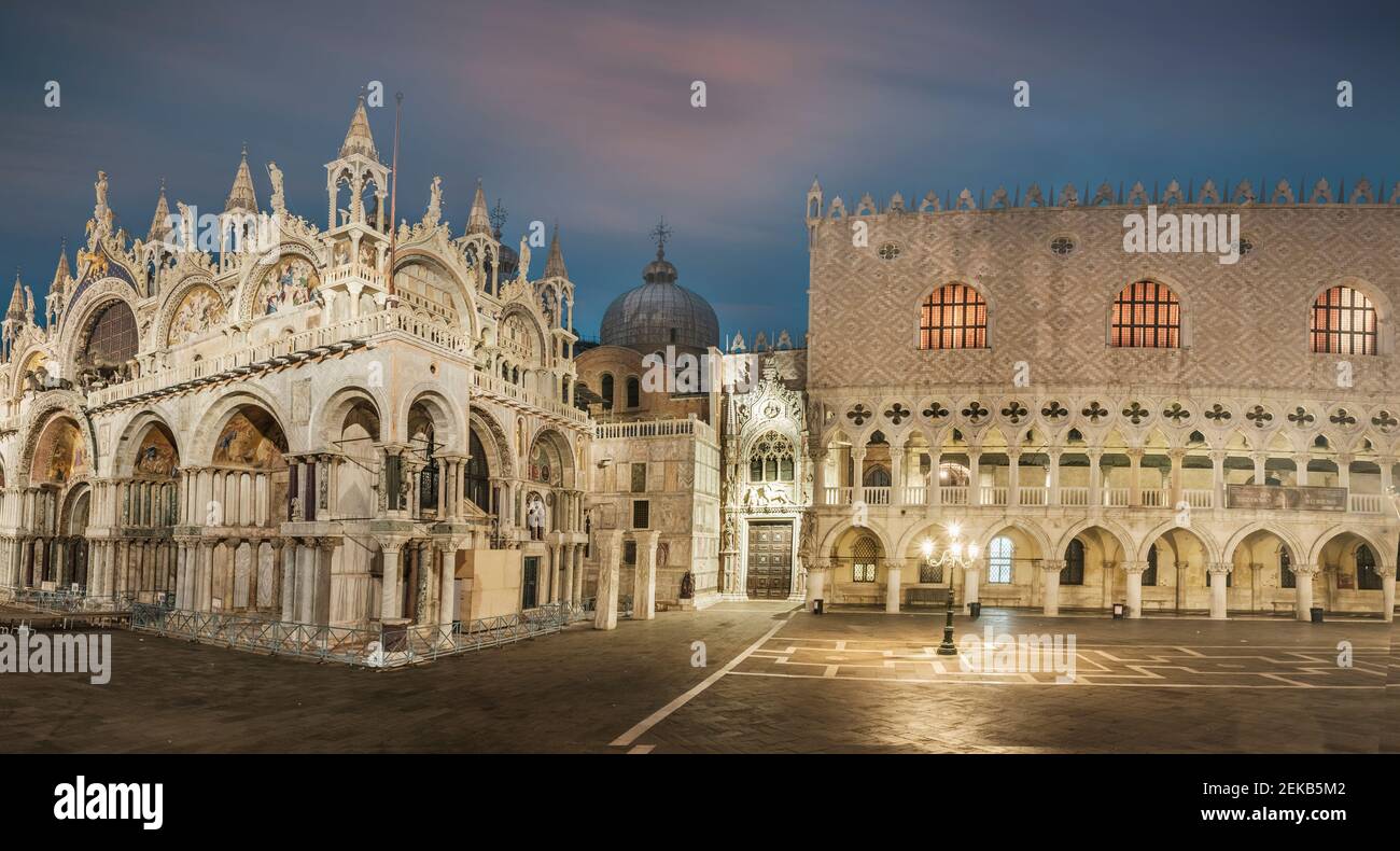 Italia, Véneto, Venecia, Basílica de San Marcos de pie en la vacía Piazza San Marco al atardecer Foto de stock