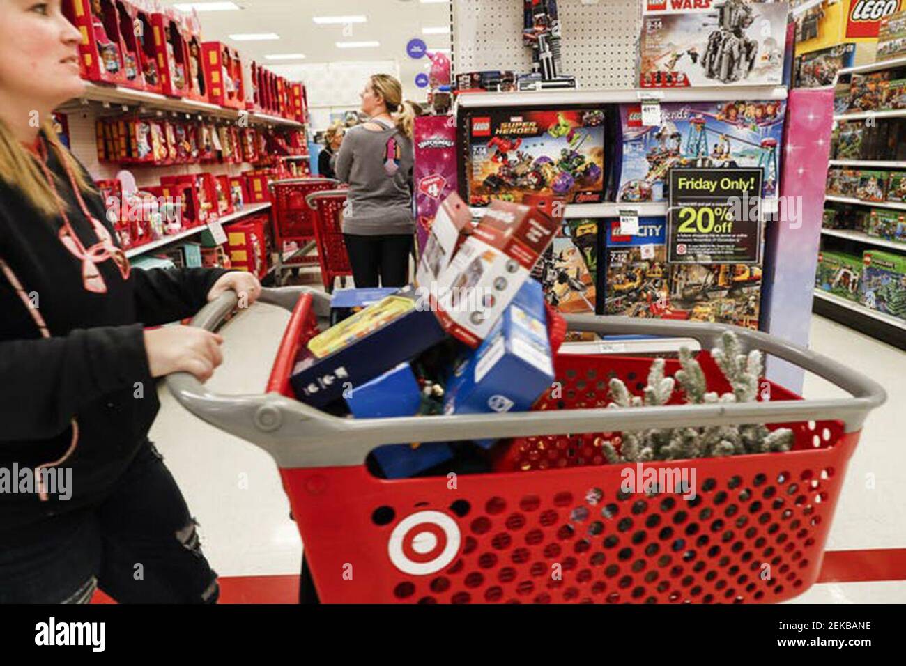 Los compradores navegan por los pasillos durante una venta del Black Friday en una tienda Target, viernes, 23 de noviembre de 2018, en Newport, Kentucky. (John Minchillo/Minneapolis Star Tribune/TNS) Foto de stock