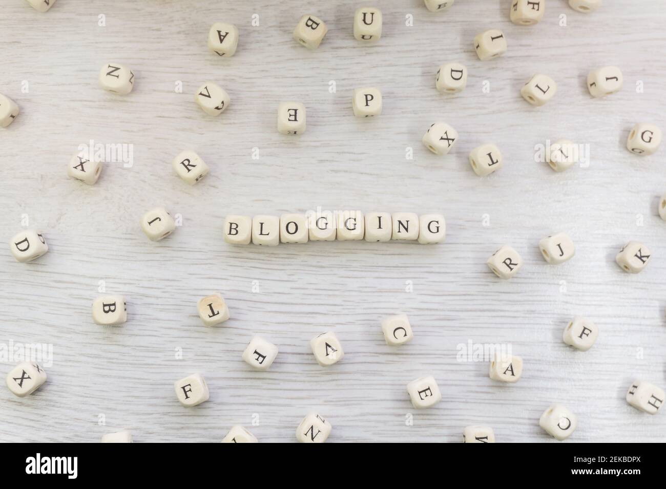 Word Blogging hecho con cubos de letras de madera de bloque Foto de stock
