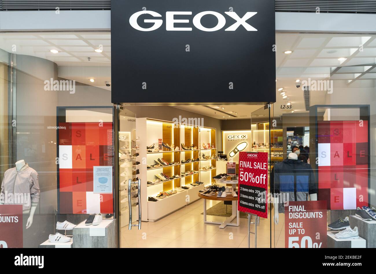 Enorme formación Gobernador La Marca italiana de calzado Geox tienda visto en Hong Kong. (Foto de  Budrul Chukrut / SOPA Images/Sipa USA Fotografía de stock - Alamy