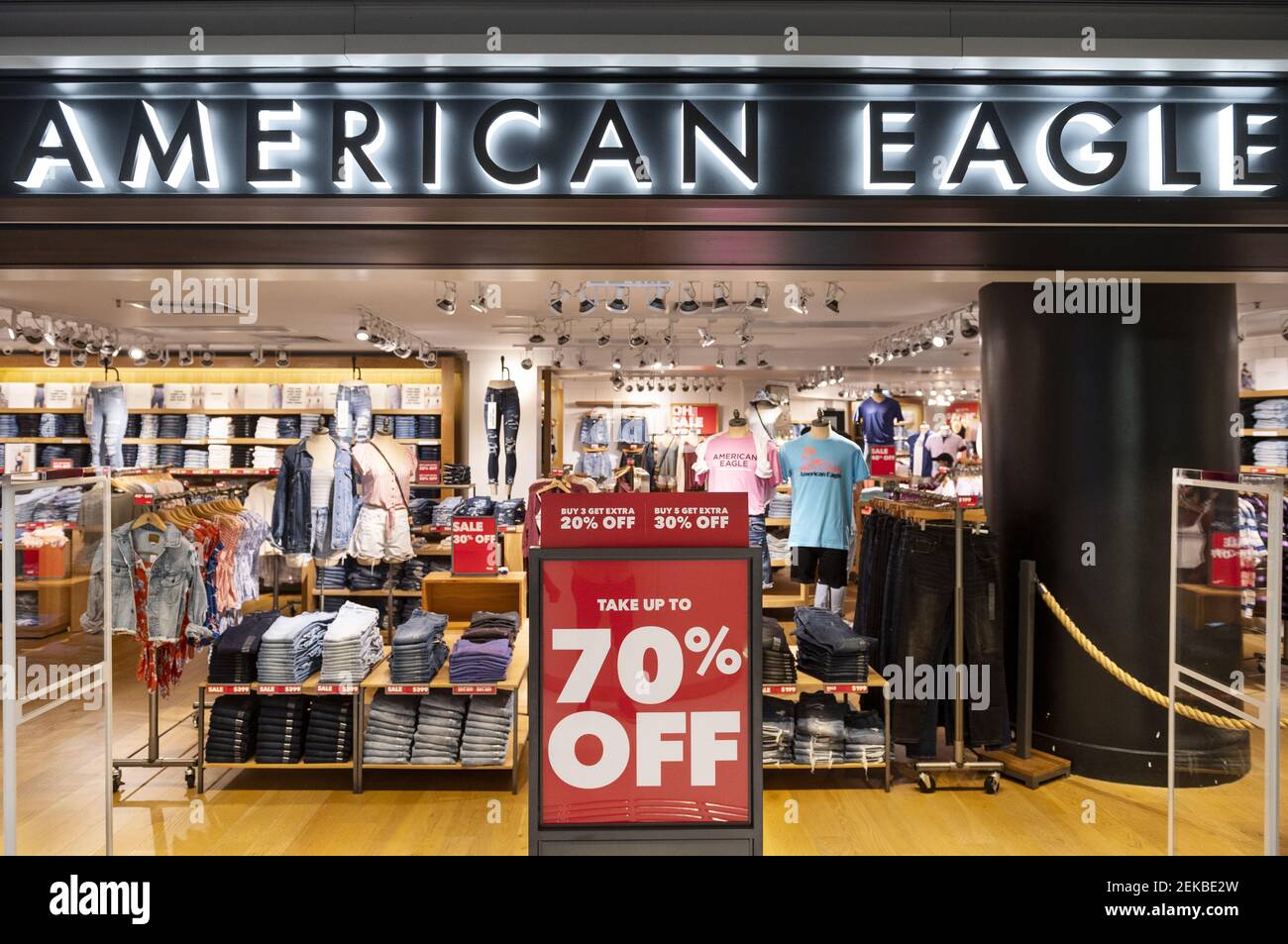 Tienda americana de ropa y accesorios American Eagle vista en Hong Kong.  (Foto de Budrul Chukrut / SOPA Images/Sipa USA Fotografía de stock - Alamy