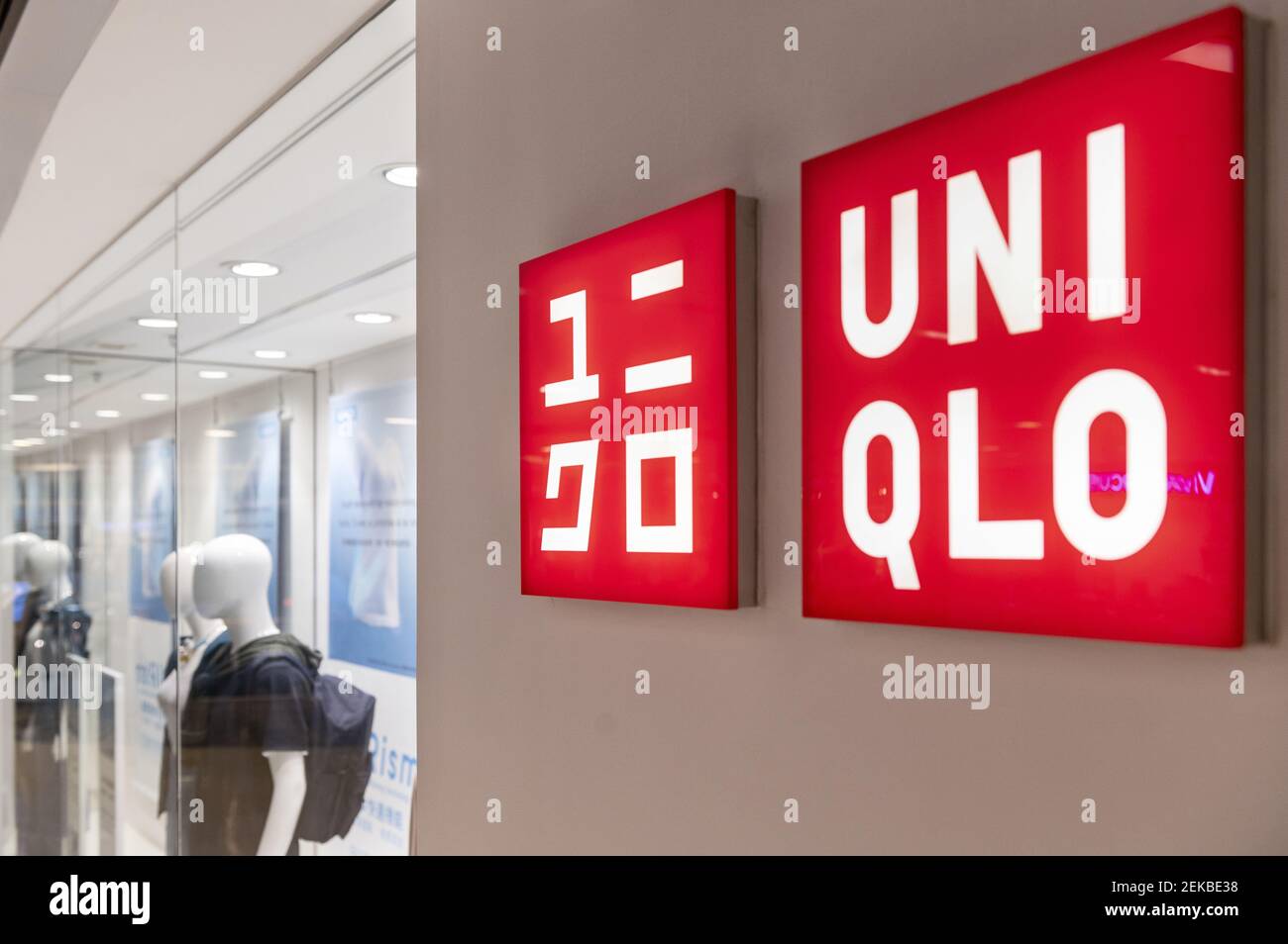 La Marca japonesa de ropa Uniqlo logo y tienda en Hong Kong. (Foto de  Budrul Chukrut / SOPA Images/Sipa USA Fotografía de stock - Alamy