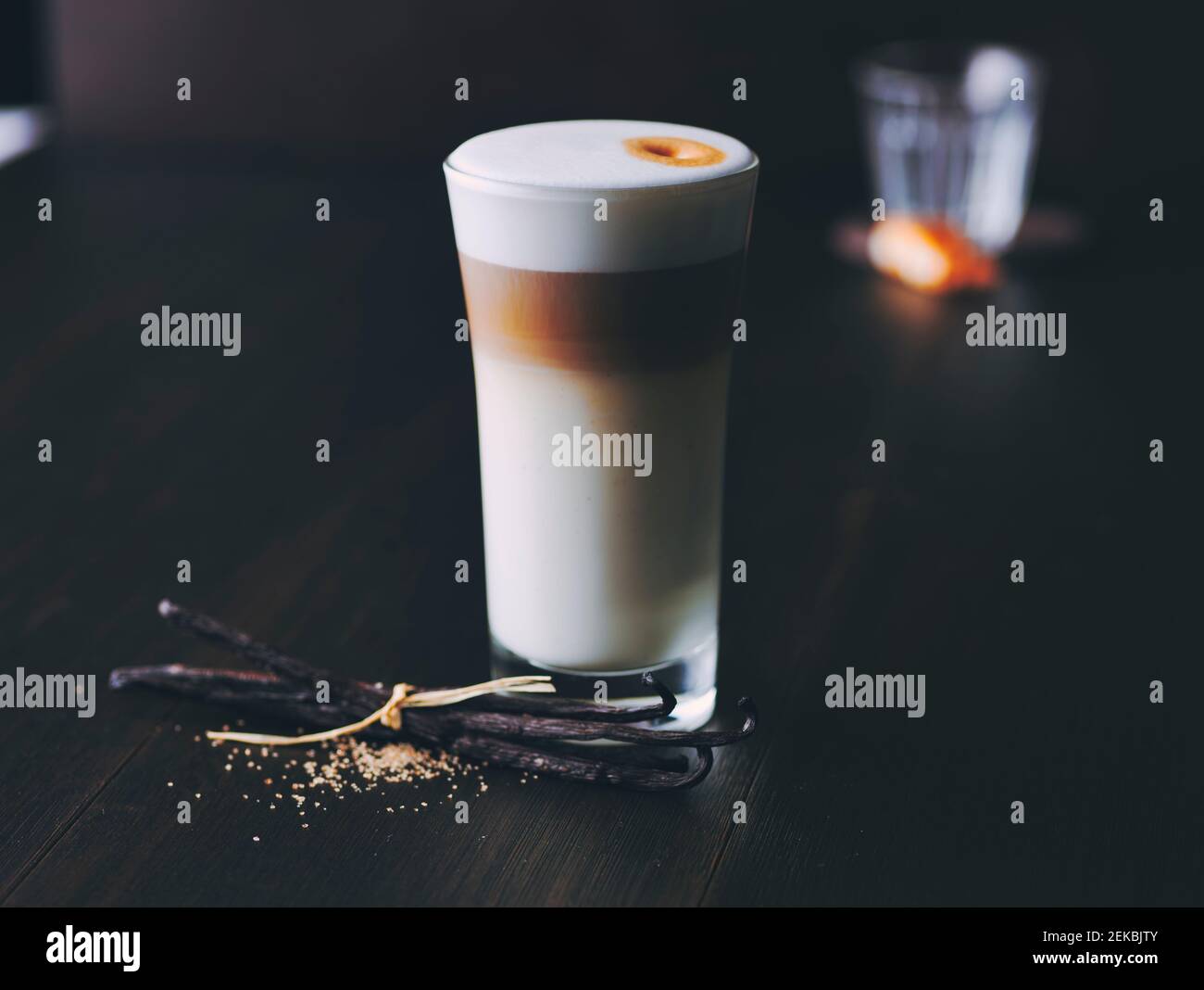 Vaso de latte macchiato con sabor a vainilla Fotografía de stock - Alamy