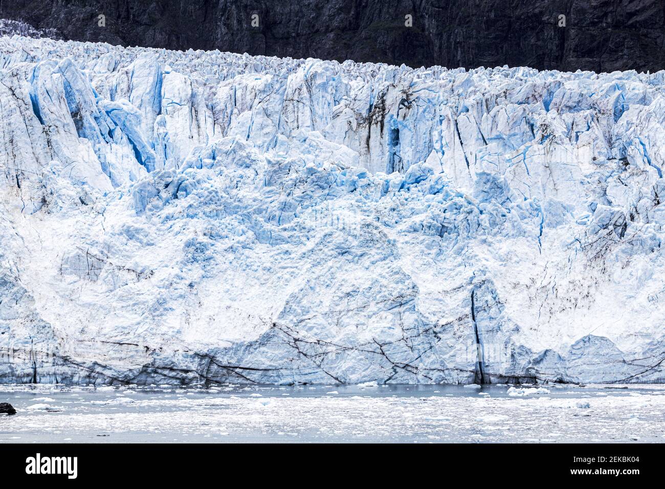 La cara rota del glaciar Margerie en la ensenada Tarr de Glacier Bay, Alaska, Estados Unidos Foto de stock