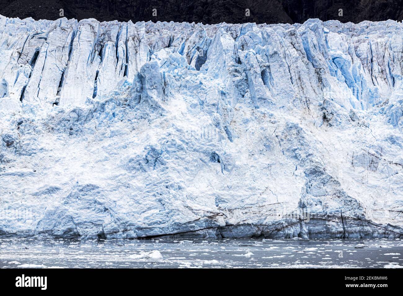 La cara rota del glaciar Margerie en la ensenada Tarr de Glacier Bay, Alaska, Estados Unidos Foto de stock