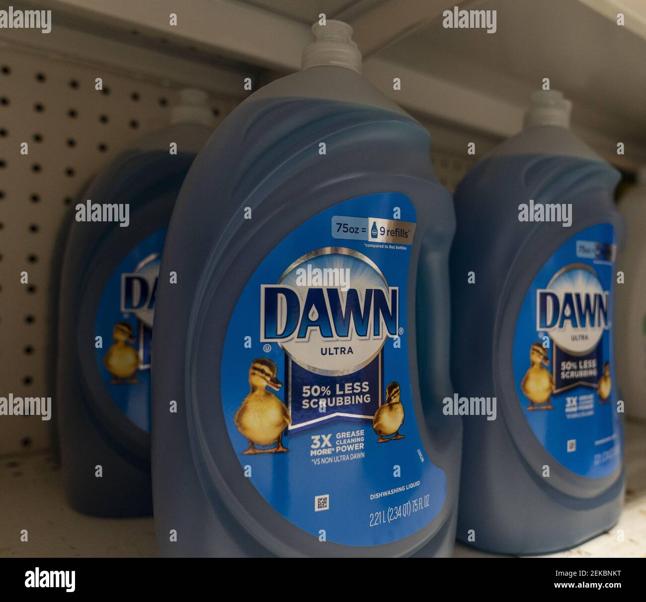 Vista de Dawn lavavajillas líquido en Key Food Supermarket en el Bronx en  Nueva York, el 30 de julio de 2020. Dawn producido por la empresa P&G que  informó a los inversores