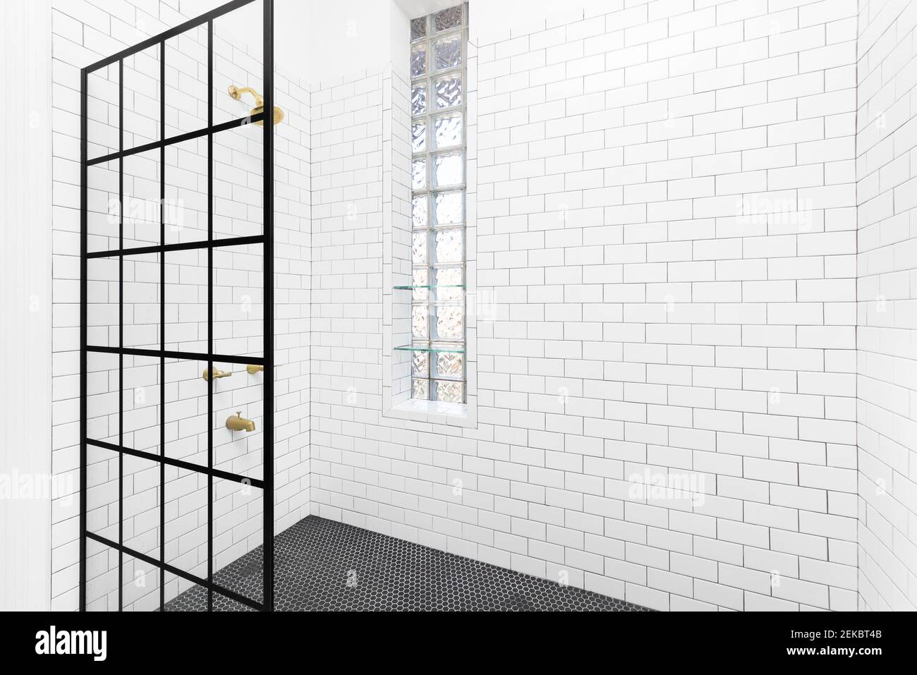 Diseño de baño. Paneles de pared con textura de madera. Pantalla de  bienvenida transparente. Manguera de ducha con difusor. Construcción y  bienes raíces Fotografía de stock - Alamy