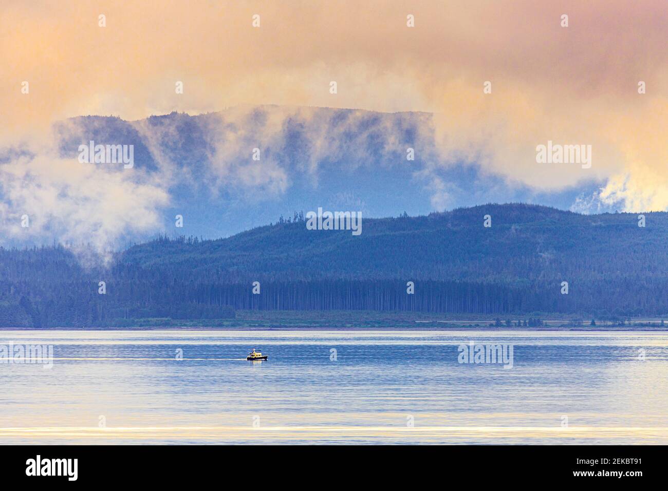 En Alert Bay, en el extremo norte de la isla de Vancouver, Columbia Británica, Canadá - visto desde un crucero que navega por el Paso Interior. Foto de stock