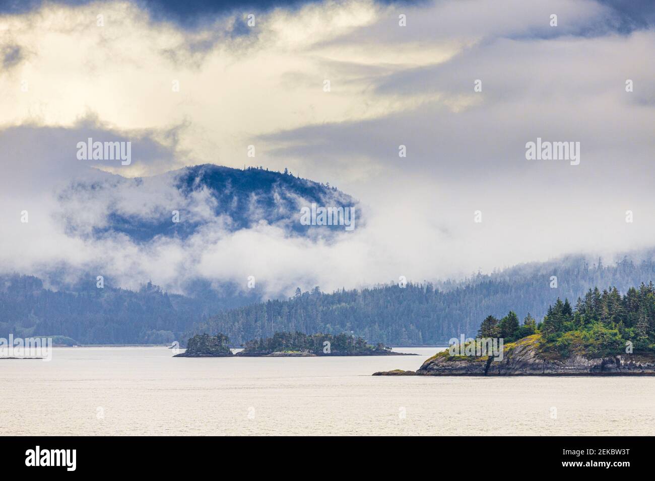 En Alert Bay, en el extremo norte de la isla de Vancouver, Columbia Británica, Canadá - visto desde un crucero que navega por el Paso Interior. Foto de stock