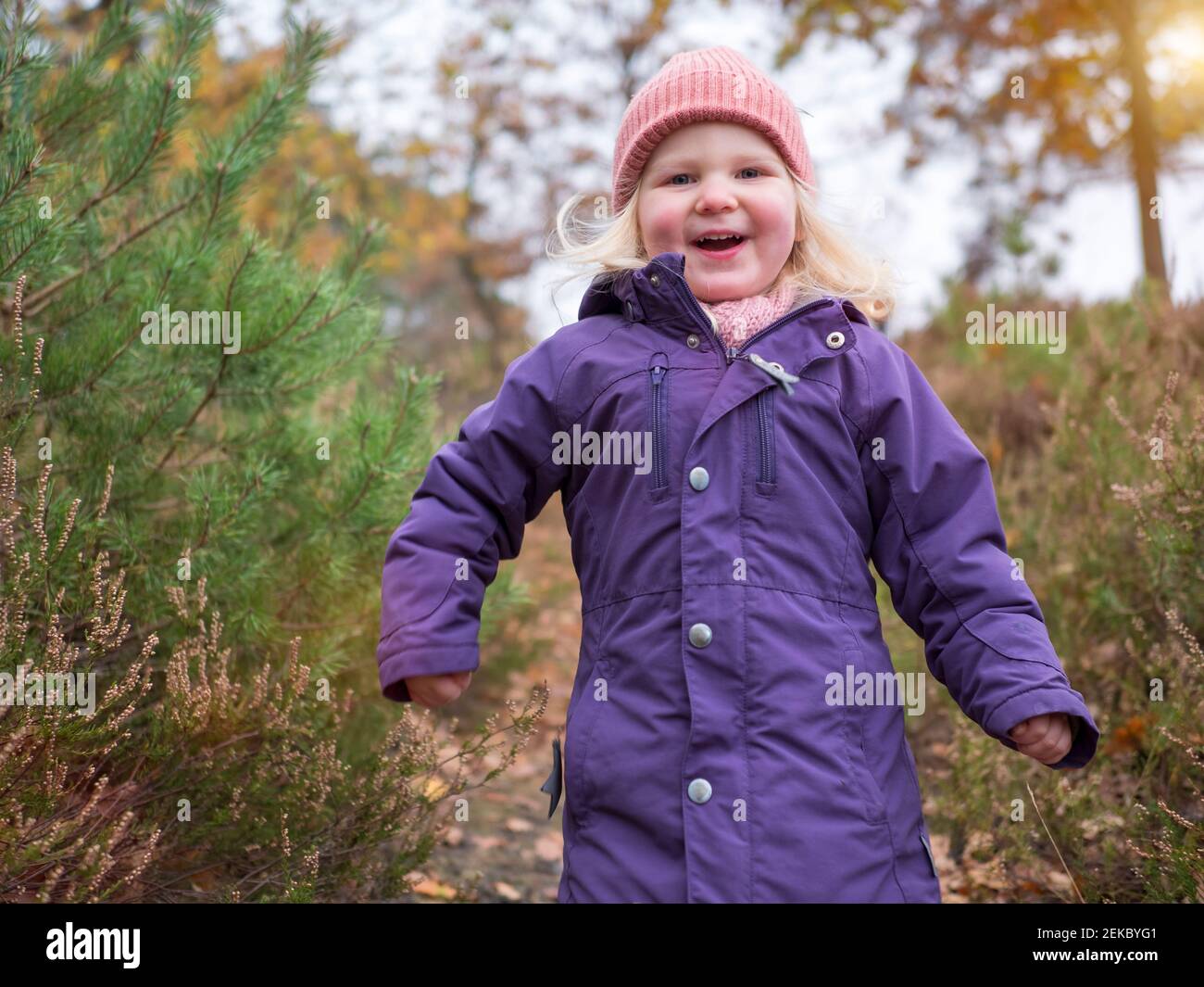 Chaqueta morada fotografías e imágenes de alta resolución - Alamy