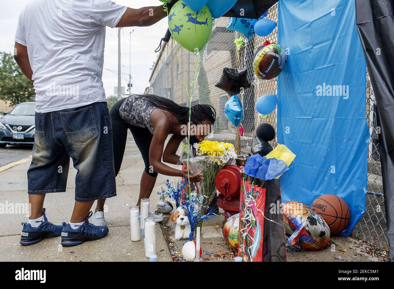 Jalisa Ford se arrodilla en un memorial para su hijo de 9 años Janari Ricks, quien fue asesinado fatalmente el 31 de julio de 2020, mientras jugaba con amigos en las casas de la ciudad de Cabrini Green en Chicago, Ill. (Armando L. Sanchez/Chicago Tribune/TNS) Foto de stock