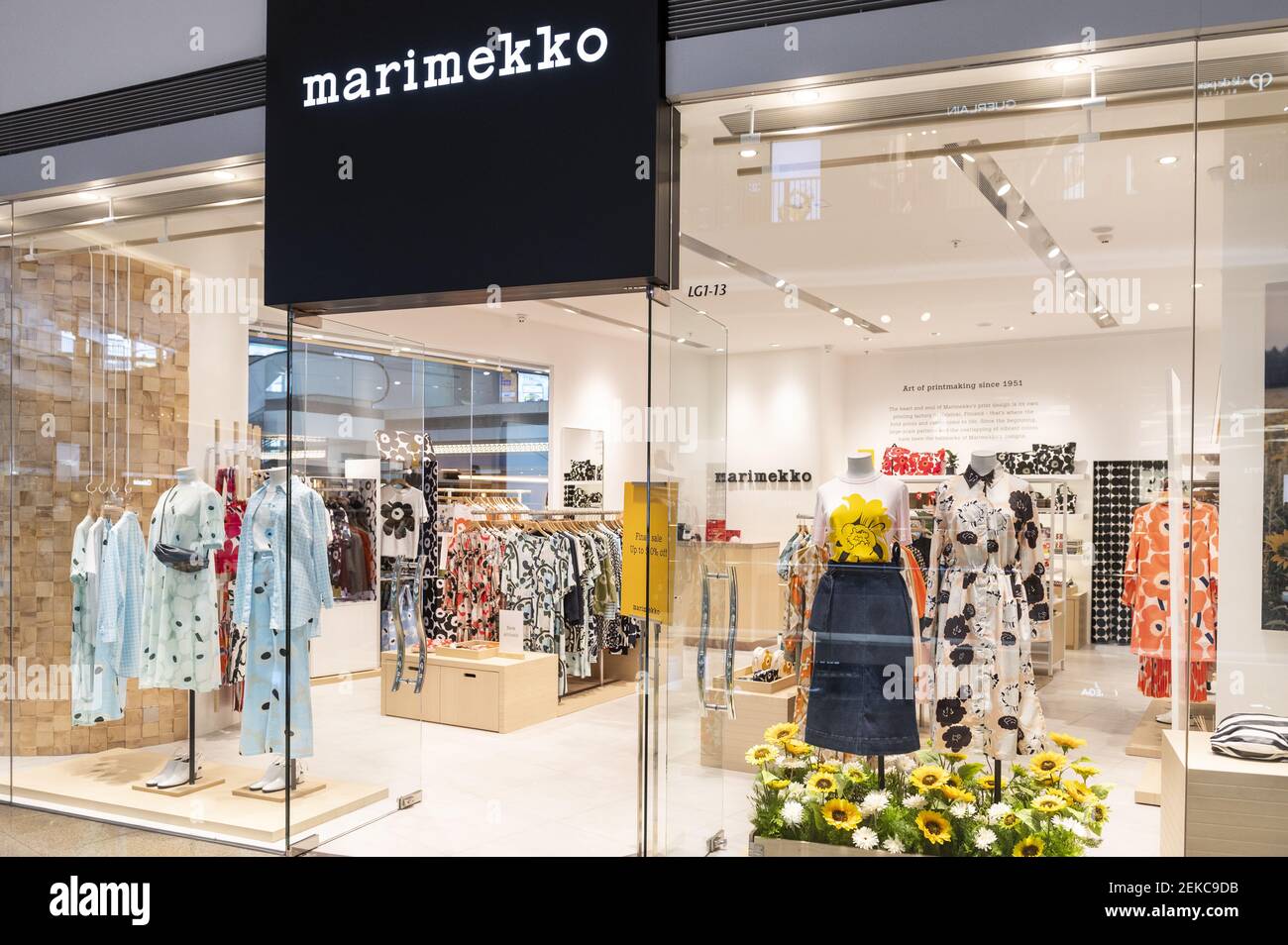 La Marca Marimekko de la firma finlandesa de muebles para el hogar,  textiles y moda en Hong Kong. (Foto de Budrul Chukrut / SOPA Images/Sipa  USA Fotografía de stock - Alamy