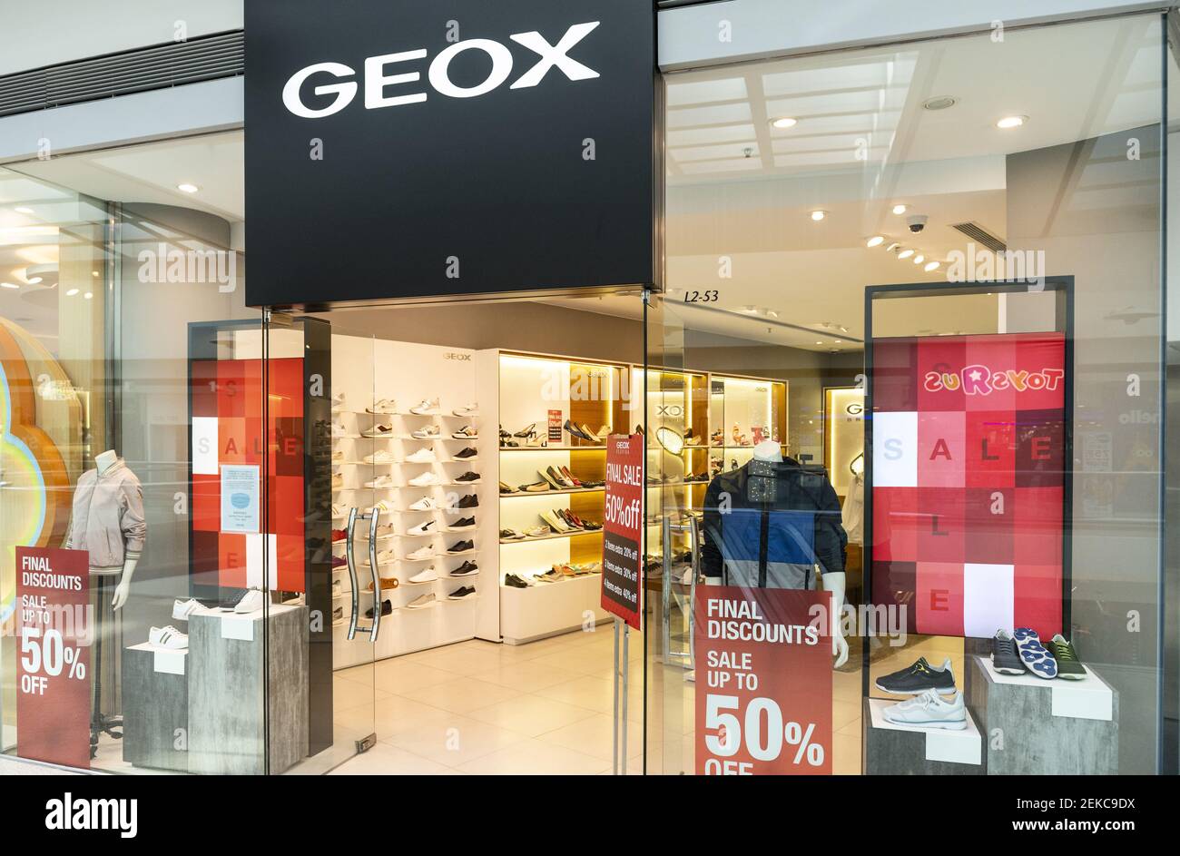 La Marca italiana de calzado Geox tienda visto en Hong Kong. (Foto de Budrul / SOPA Images/Sipa USA Fotografía de stock - Alamy