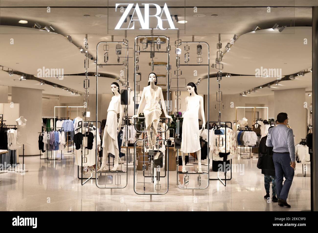 Asesinar Inválido Colector Empresa multinacional española de diseño de ropa por Inditex, tienda Zara  vista en Hong Kong. (Foto de Budrul Chukrut / SOPA Images/Sipa USA  Fotografía de stock - Alamy