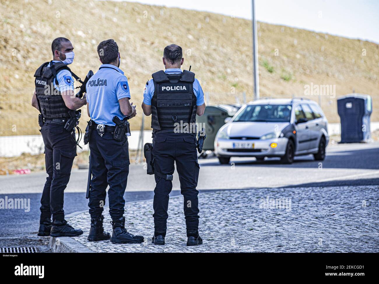Lisboa, 6/8/2020 - agentes de la Policía de Seguridad Pública (PSP),  establecieron un perímetro junto a la Rua Barcelona en el barrio de Padre  Cruz. Esta tarde, varias personas participaron en una
