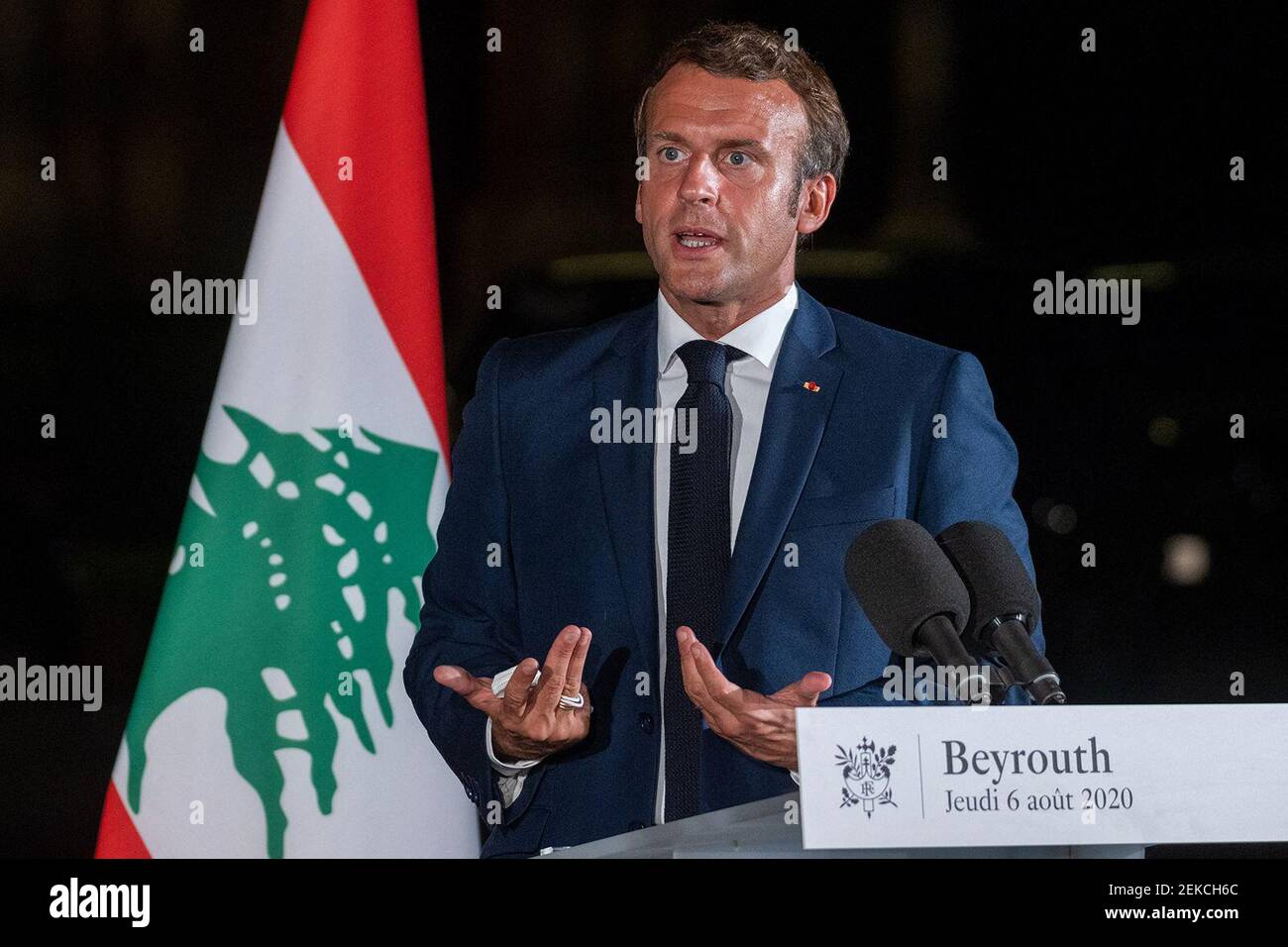 El presidente francés Emmanuel Macron habla durante una conferencia de prensa en el jardín de la Residencia des Pins, la casa del embajador francés, en Beirut, Líbano, el 6 de agosto de 2020. (Foto de Ammar Abd Rabbo/ABACAPRESS.COM/TNS) Foto de stock