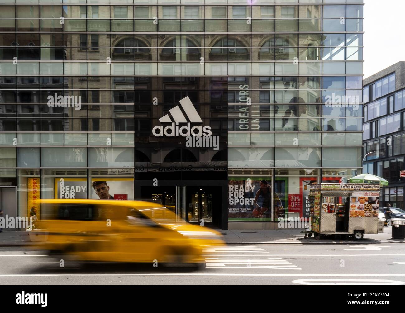 Revolutionary solar waterfall Tienda adidas en Broadway en Noho en Nueva York el jueves, 6 de agosto de  2020. Adidas registró una baja de 34% en las ventas de ingresos para su  segundo trimestre. (Foto