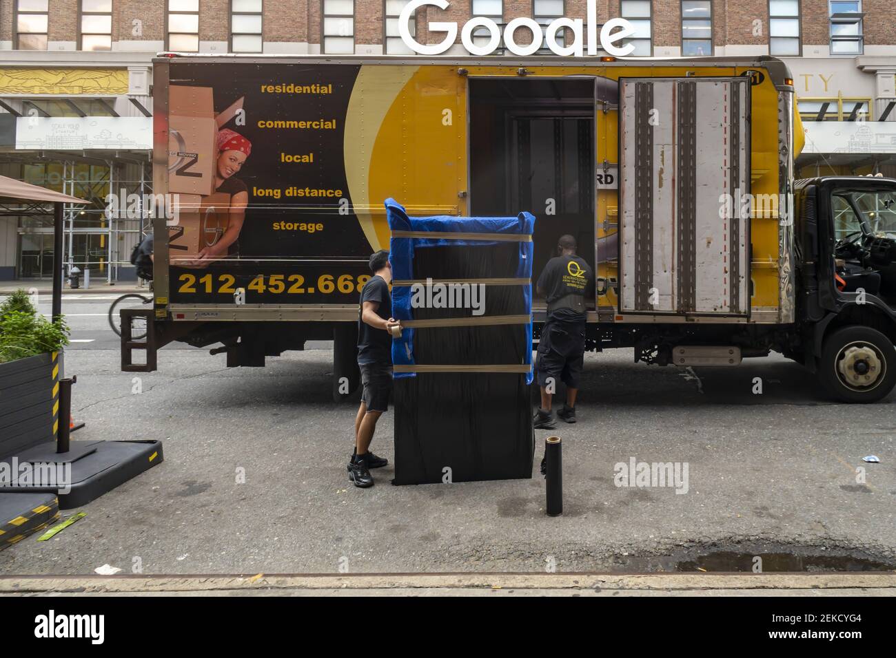 Los trabajadores cargan una furgoneta en movimiento en el barrio de Chelsea en Nueva York el sábado, 8 de agosto de 2020. (Foto de Richard B. Levine) Foto de stock