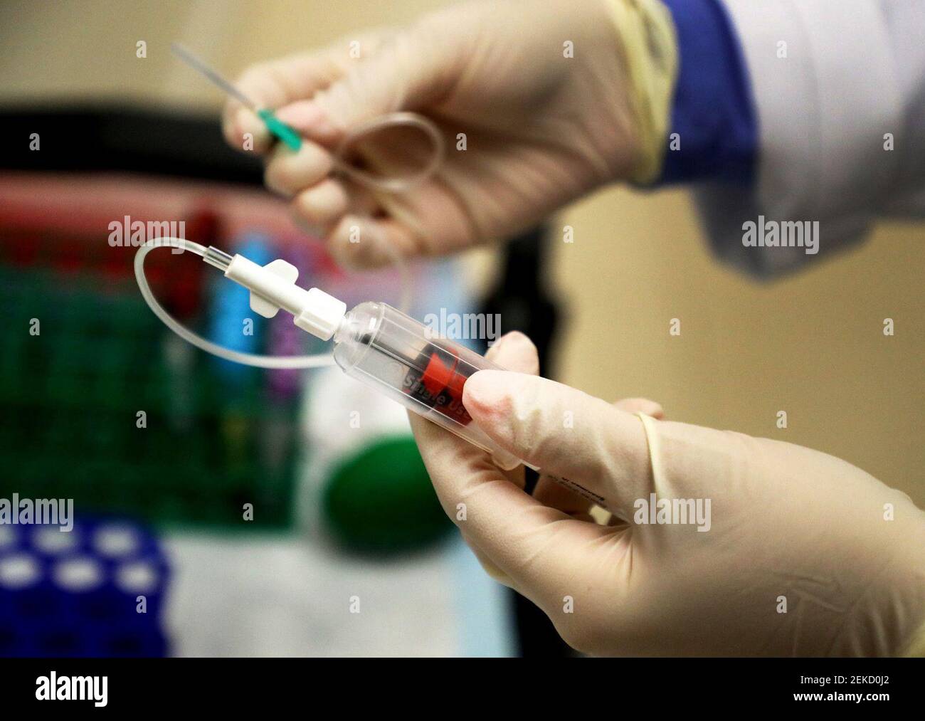 Uso de agujas para vacunar a pacientes en los Centros de Investigación de América en Hollywood, California, donde se está probando la vacuna COVID-19. (Carline Jean/Sun Sentinel/TNS) Foto de stock