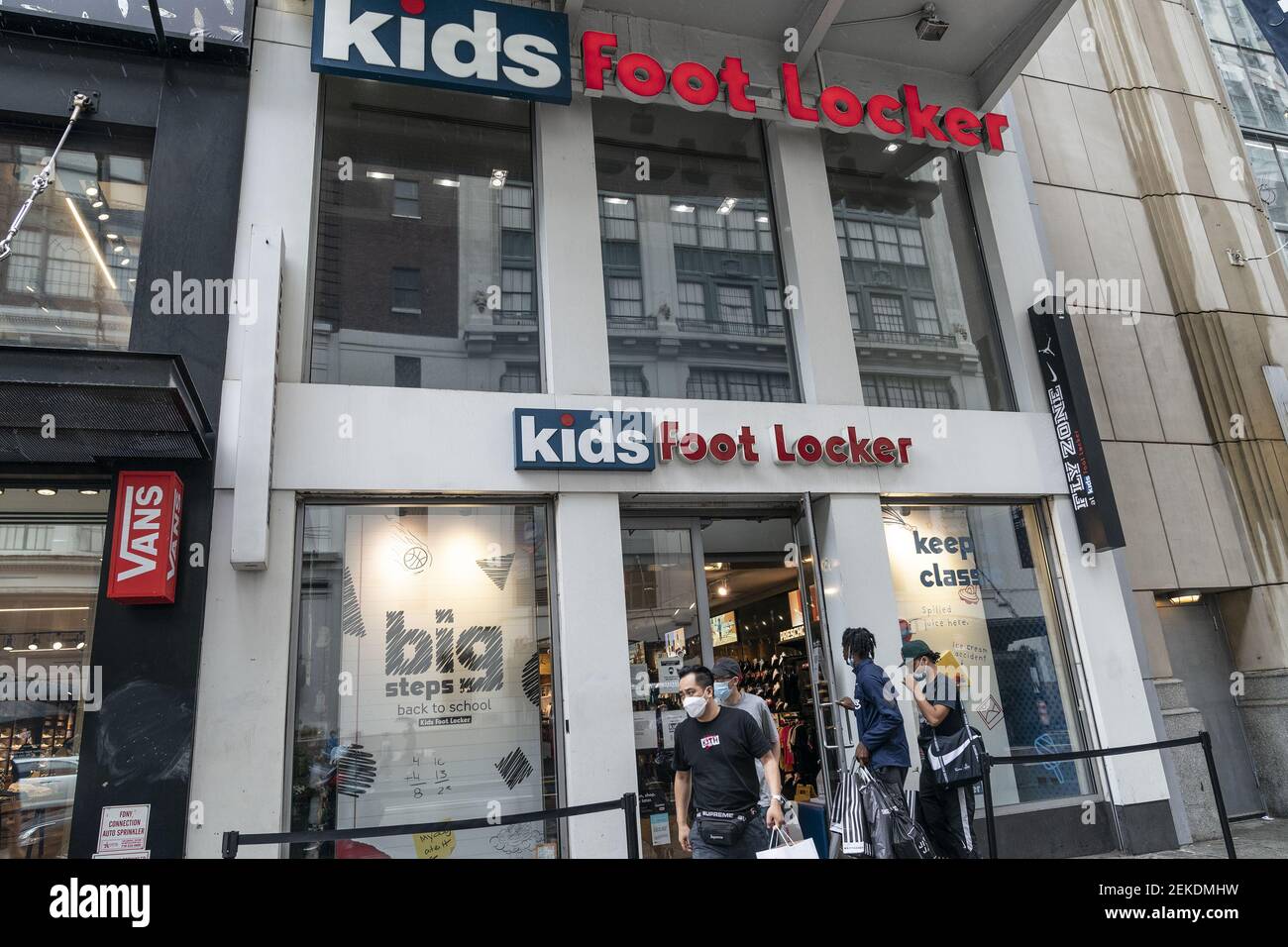 Vista general de la tienda Foot Locker en la calle 34 en Nueva York el 16  de agosto de 2020, las ventas en las tiendas abiertas al menos 1 año  aumentaron un
