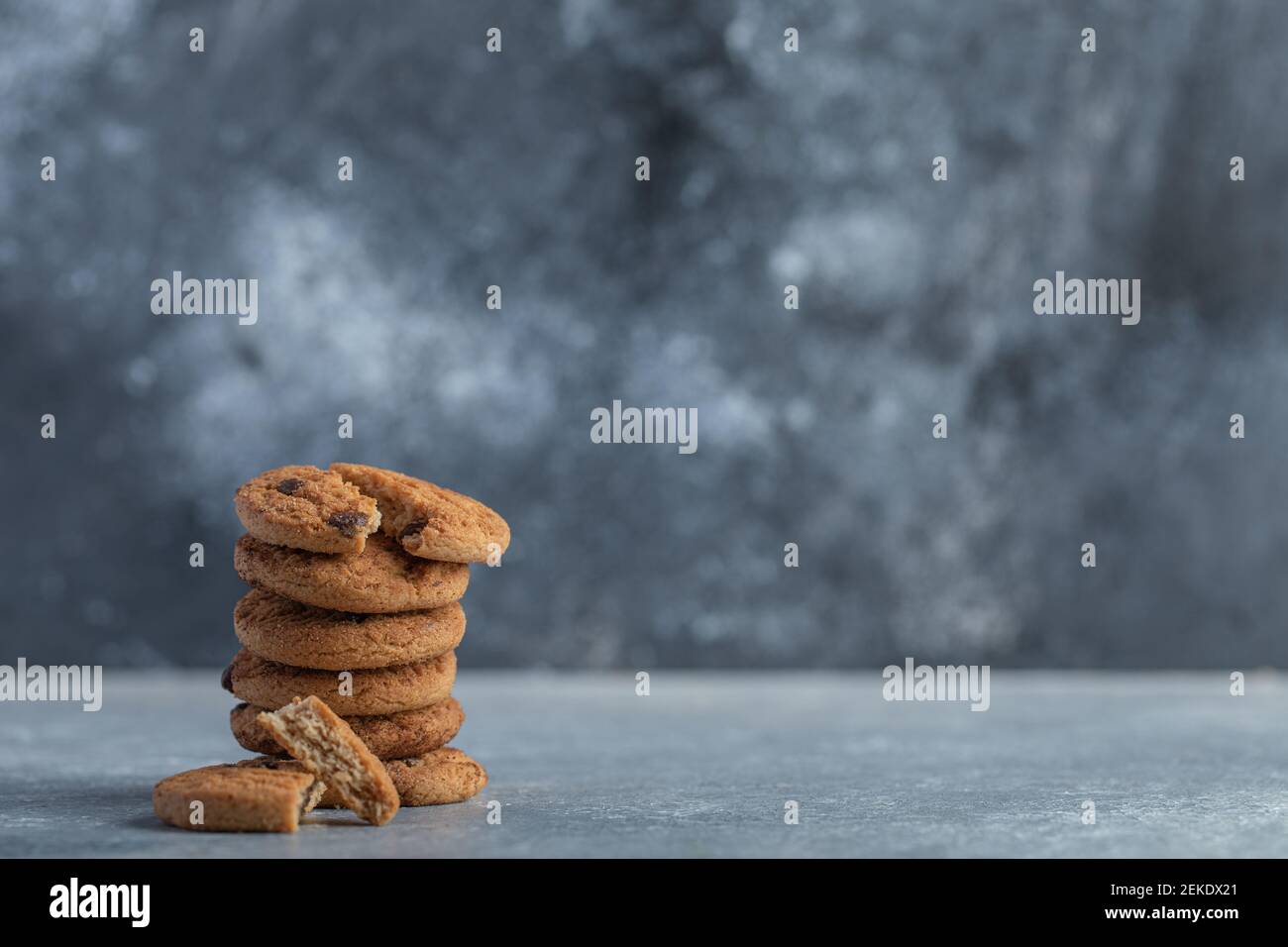 Deliciosas galletas con chocolate sobre fondo gris Foto de stock