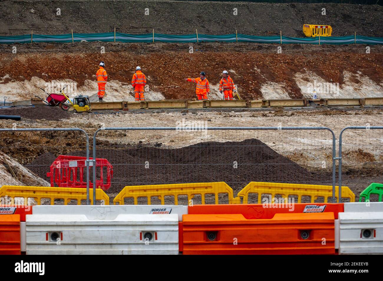 Little Amersham, Buckinghamshire, Reino Unido. 22 de febrero de 2021. El pequeño complejo de ventilación Amersham y la carretera de transporte de la A413. Un túnel de 10 millas se aburrirá debajo de los Chilterns. Cuatro ejes de ventilación y un eje de intervención se están construyendo sobre el túnel. Como parte del enlace ferroviario será terrestre, el controvertido enlace ferroviario de alta velocidad 2 de Londres a Birmingham, está talando una enorme cicatriz destructiva a través de los Chilterns, que es un Área de Belleza Natural sobresaliente. Crédito: Maureen McLean/Alamy Foto de stock