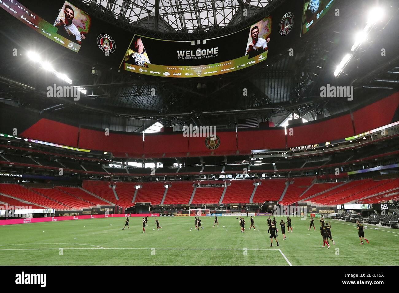 Los jugadores de Atlanta United toman el campo dentro de un Mercedes-Benz Stadium vacío de fans para prepararse para jugar Nashville SC el sábado, 22 de agosto de 2020, en Atlanta. (Curtis Compton/Atlanta Journal-Constitution/TNS) Foto de stock