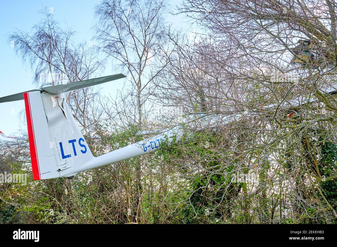 Vista general de un planeador Schempp-Hirth Arcus T después de que se estrelló en los árboles en el Parque de Caversfield cerca de Bicester. El piloto escapó sin heridos. Foto de stock