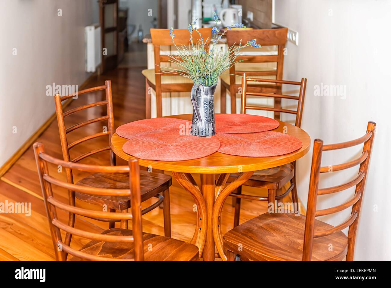 Apartamento de madera marrón estrecha cocina con sillas de mesa y flores  Decoración en casa europea a la antigua usanza Fotografía de stock - Alamy