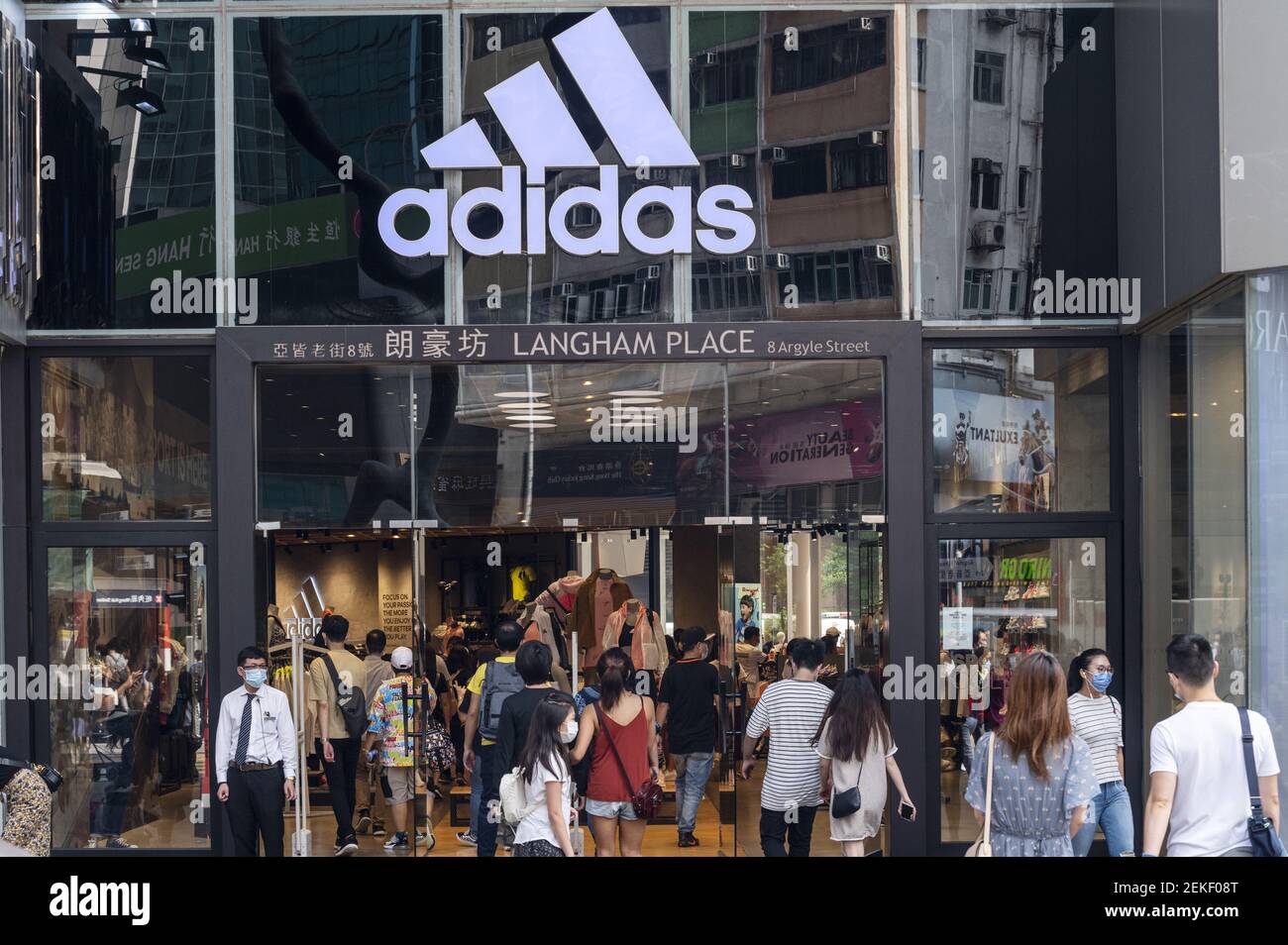 Los clientes caminan en la multinacional alemana ropa deportiva Marca  Adidas tienda vista en Hong Kong. (Foto de Budrul Chukrut / SOPA  Images/Sipa USA Fotografía de stock - Alamy