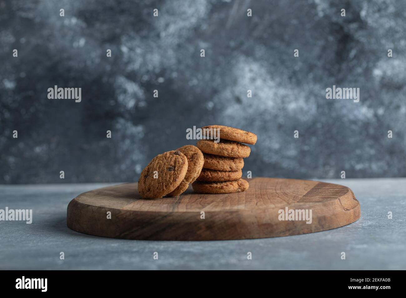 Deliciosas galletas con chocolate sobre fondo gris Foto de stock