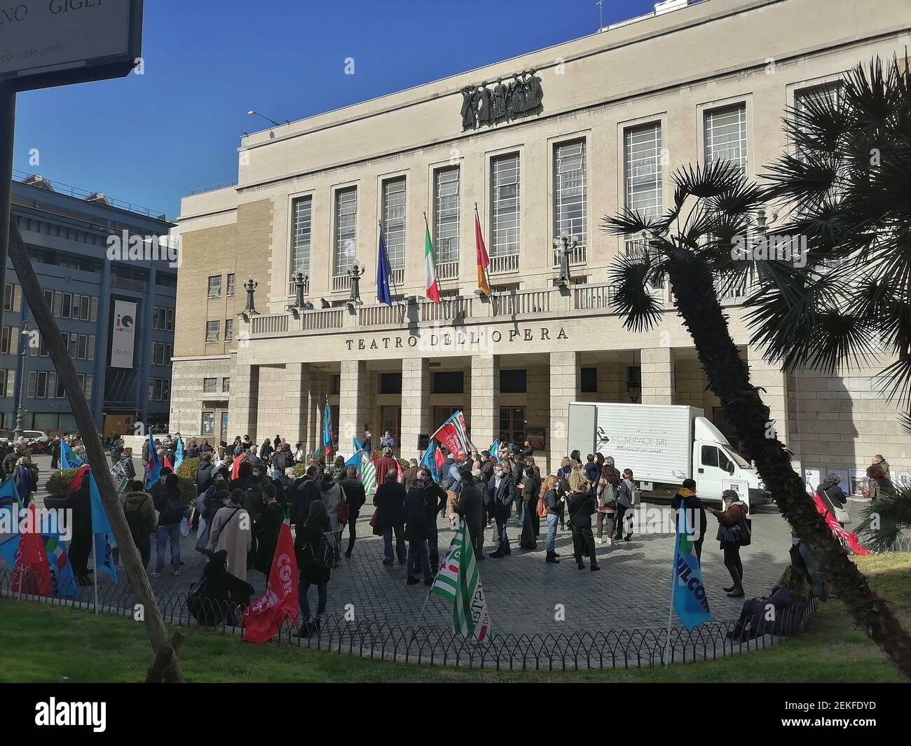 Roma, Italia - 23 febbraio 2021: Covid, protesta al Teatro dell'Opera Foto de stock