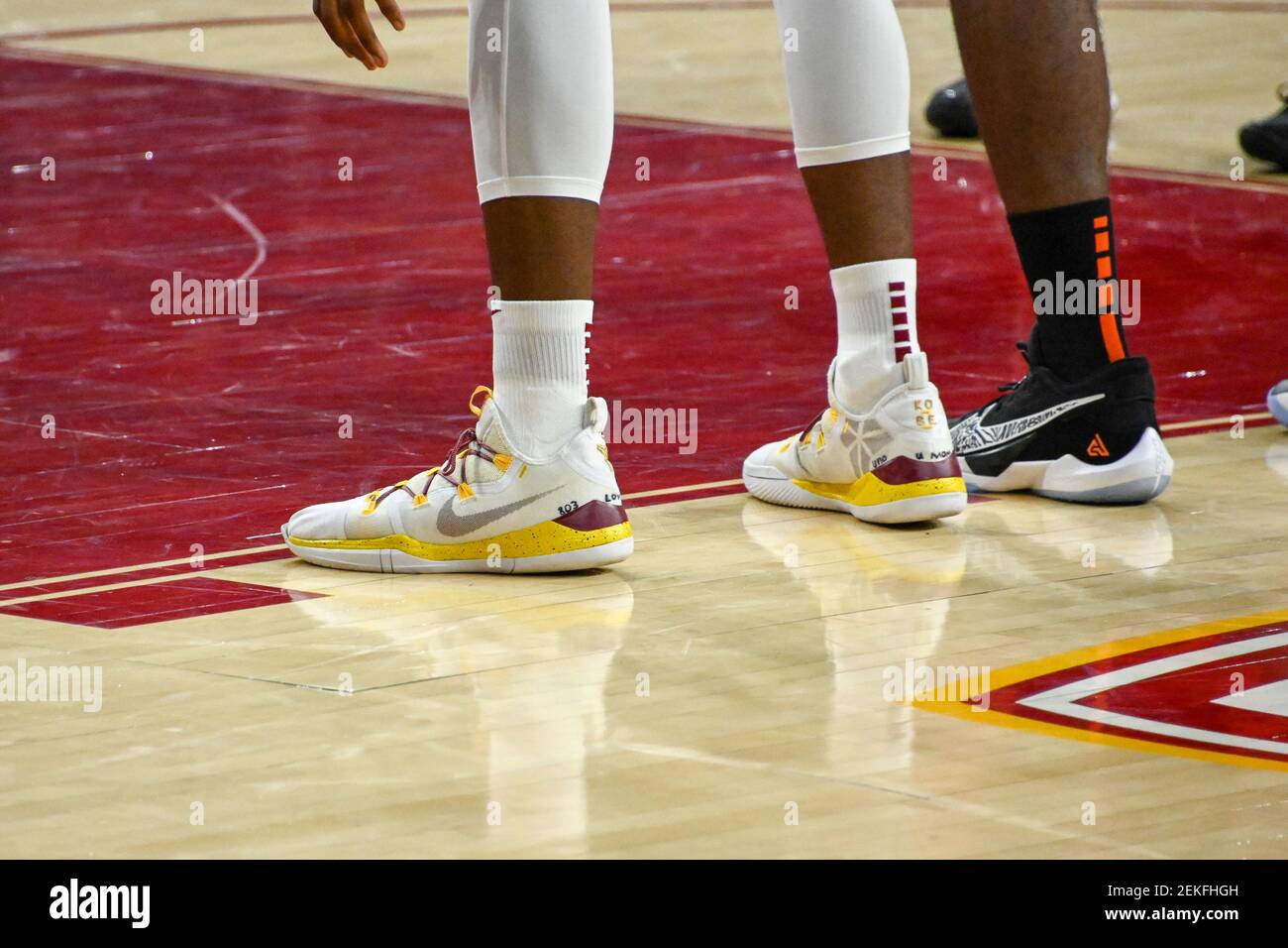 Los Angeles, Estados 28 de enero de 2021. Vista general de las zapatillas Kobe Bryant Nike usadas por los troyanos del sur de California Chevez Goodwin (1) durante un partido de