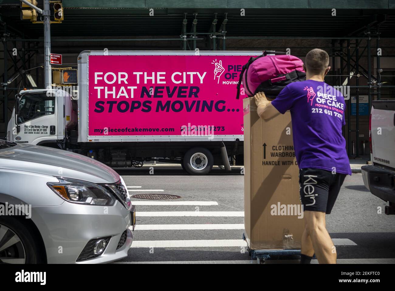 El trabajador carga una furgoneta en movimiento en el barrio de Kips Bay en Nueva York el viernes 28 de agosto de 2020. (Foto de Richard B. Levine) Foto de stock