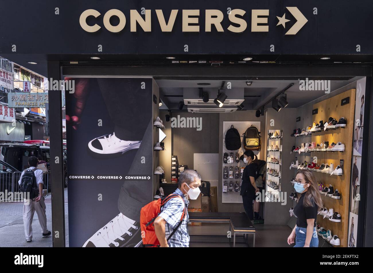 Contrapartida Distribuir morir Los peatones que usan máscaras de cara pasan por la tienda Converse de la  Marca estadounidense de zapatos vista en Hong Kong. (Foto de Budrul Chukrut  / SOPA Images/Sipa USA Fotografía de