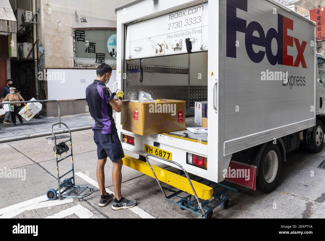 Un mensajero de FedEx Express prepara numerosos paquetes dentro del camión  de entrega estacionado en la calle. (Foto de Budrul Chukrut / SOPA  Images/Sipa USA Fotografía de stock - Alamy