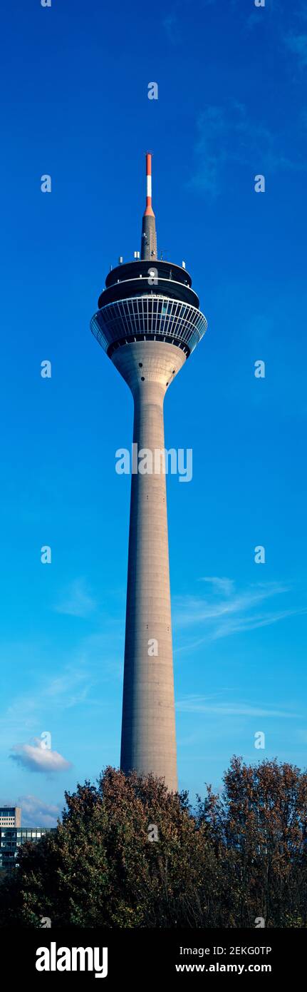 Rhine Tower (Rheinturm), Media Harbor, Dusseldorf, Renania del Norte-Westfalia, Alemania Foto de stock