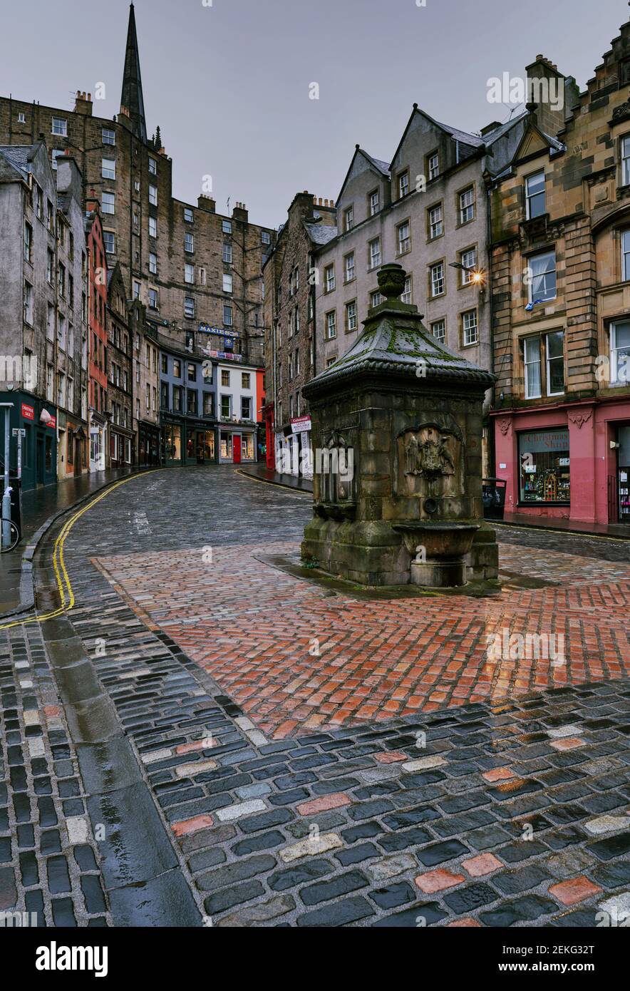 El pozo de piedra West Bow al lado del Grassmarket fue la primera utilidad en Edimburgo en la fuente del resevoir de Castlehill y fue erigido en 1674. Foto de stock