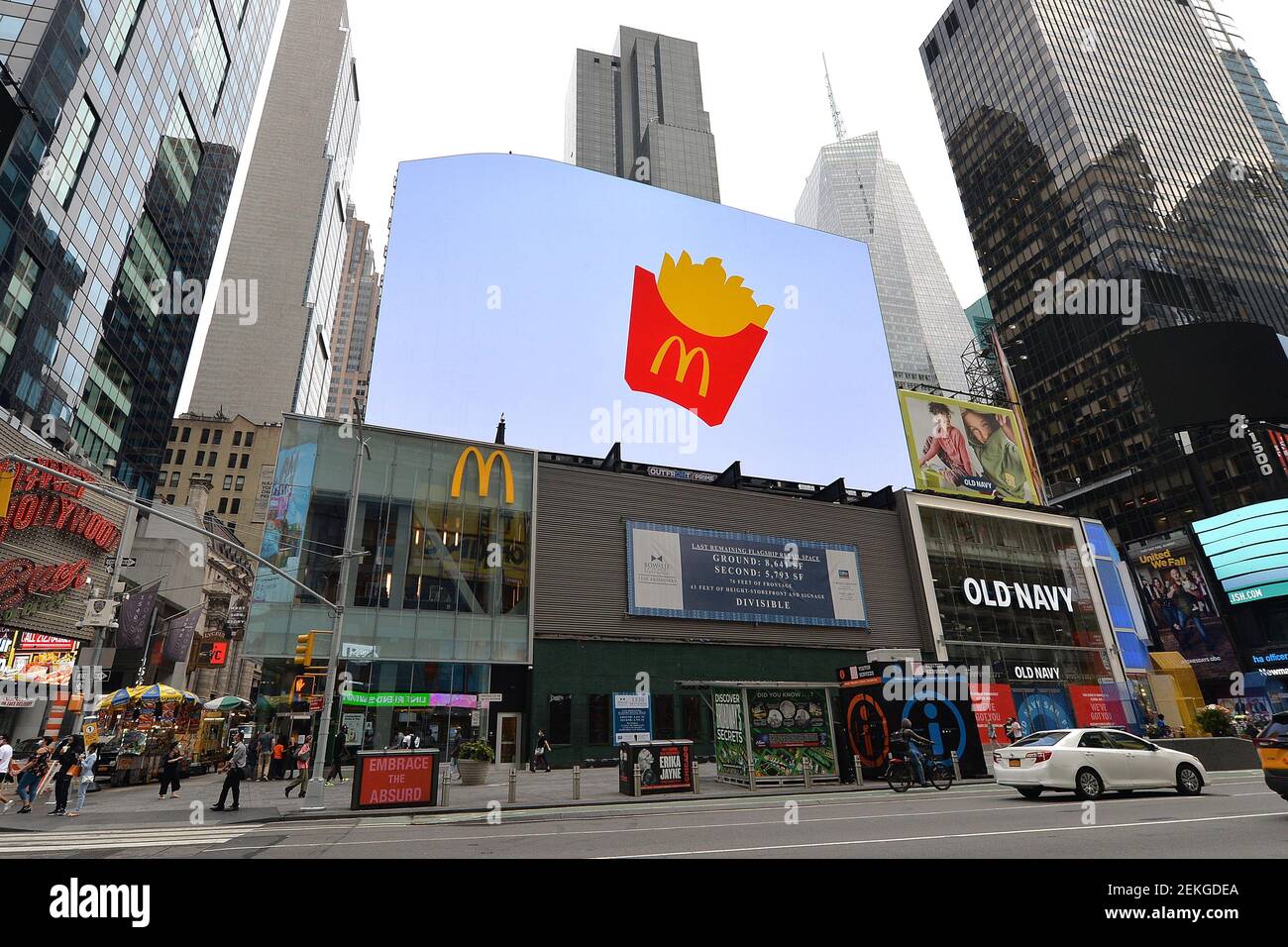 Cartel publicitario de McDonalds con una caja de patatas fritas, en Times  Square, Nueva York, NY, 2 de septiembre, 2020. 52 los ex franquiciados de  McDonald's negros presentaron una demanda en un