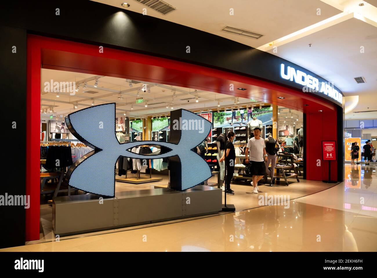 Fabricante estadounidense de ropa deportiva bajo la tienda y logotipo de  Armor visto en Chongqing. (Foto de Alex Tai / SOPA Images/Sipa USA  Fotografía de stock - Alamy