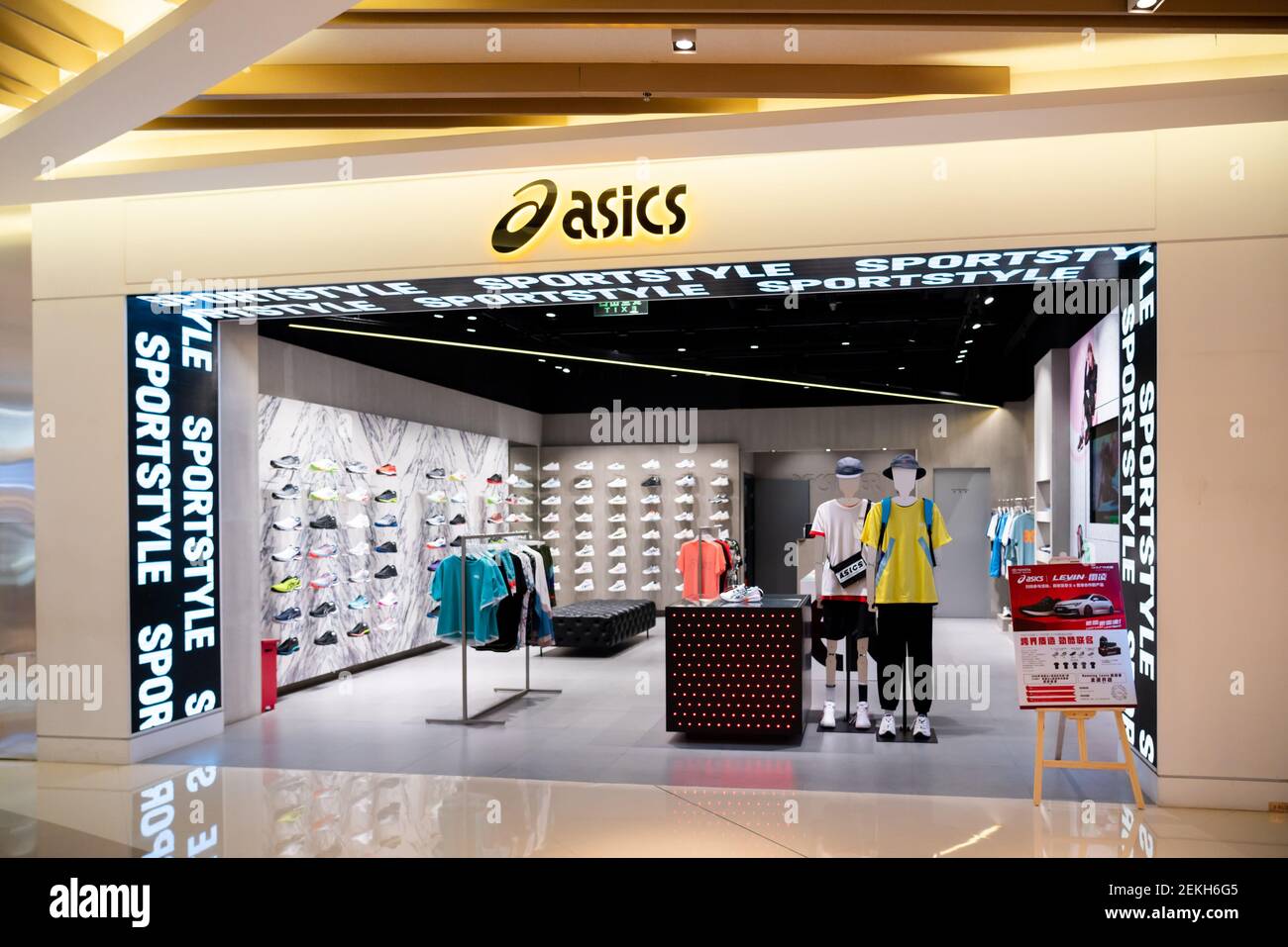 Empresa multinacional japonesa de sportswear Asics tienda y logotipo visto  en Chongqing. (Foto de Alex Tai / SOPA Images/Sipa USA Fotografía de stock  - Alamy