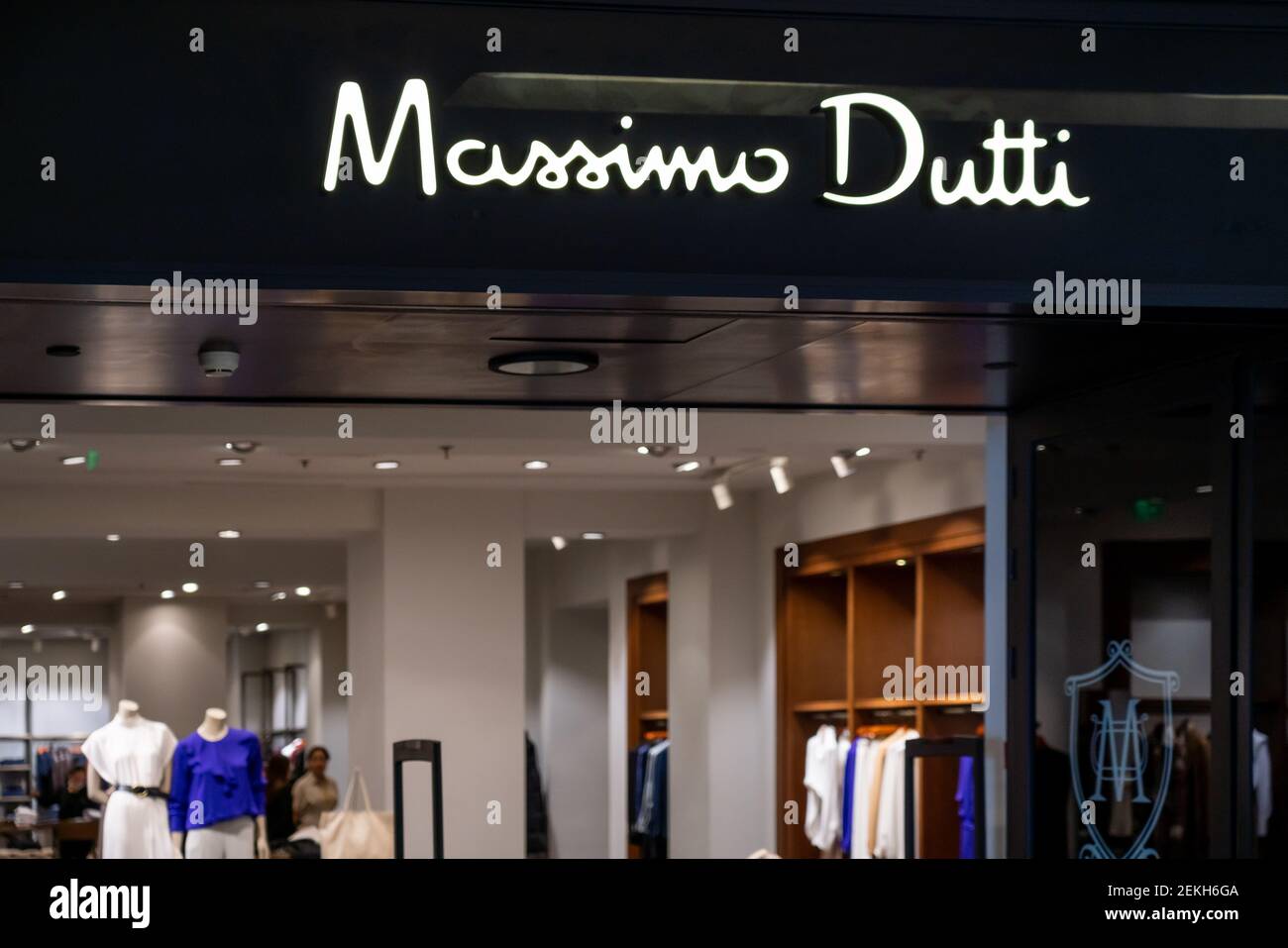 Massimo Dutti tienda y logotipo visto en Chongqing. (Foto de Alex Tai /  SOPA Images/Sipa USA Fotografía de stock - Alamy