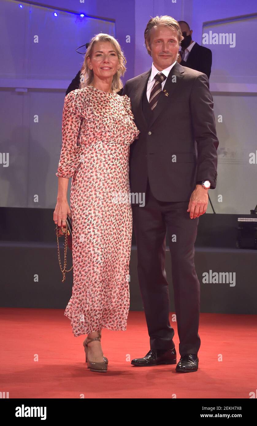 Los actores daneses Hanne Jacobsen y Mads Mikkelsen en el Festival  Internacional de Cine de Venecia 77 2020. Señorita Marx alfombra roja.  Venecia (Italia), 5 de septiembre de 2020 (Foto de Rocco